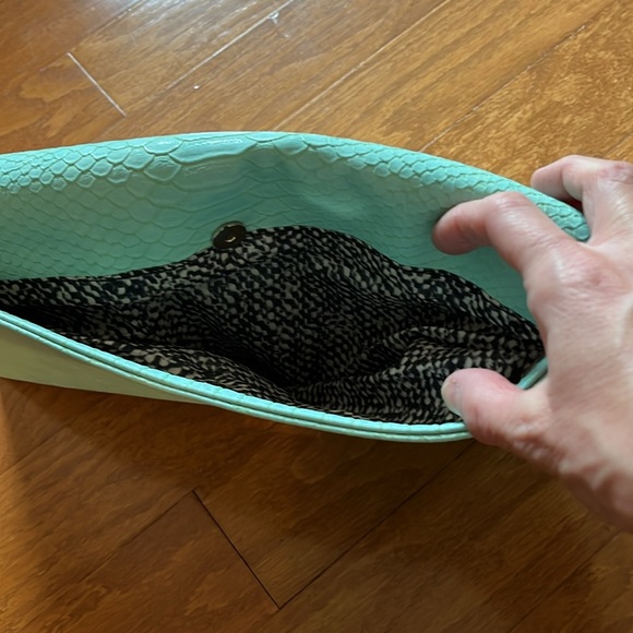 Super Cute Envelope Style Clutch or Purse Never Been Used - Picture 11 of 14